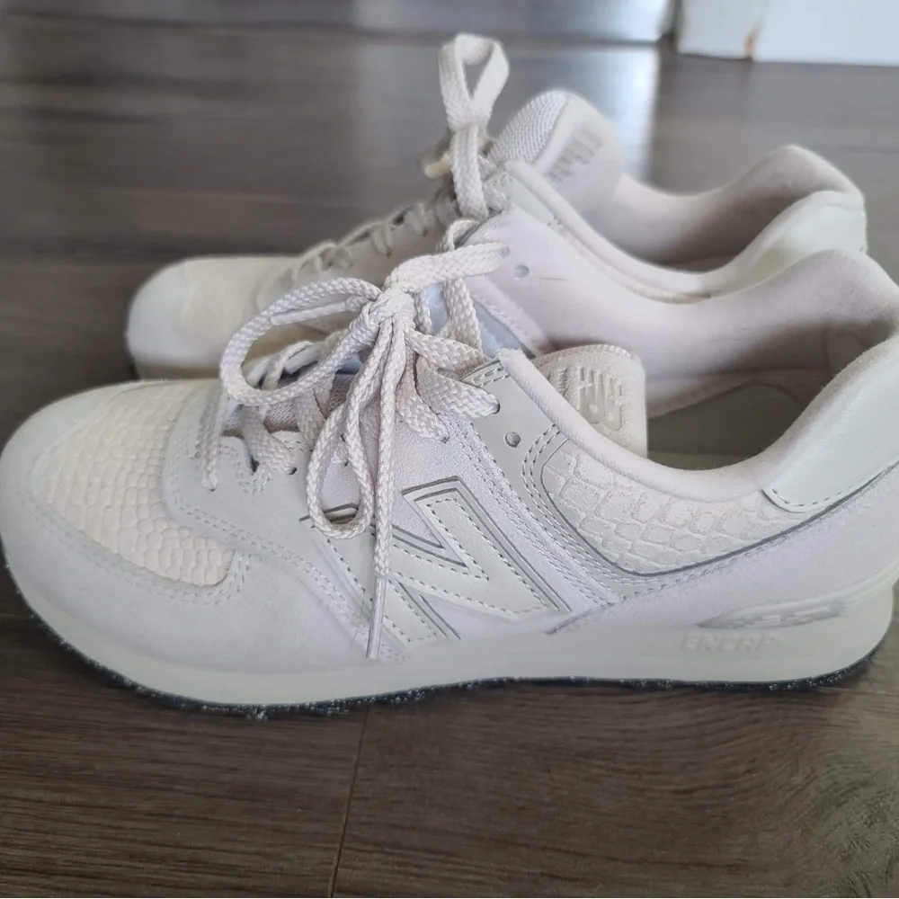 New Balance Women's Light Beige Textured Classic Sneakers - Picture 8 of 8
